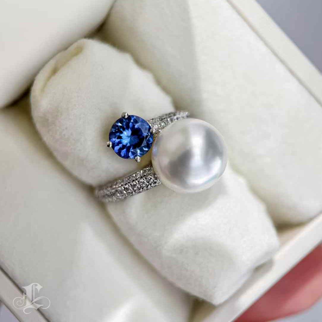 【Lustre Arc】Aurora South Sea Pearl and Royal Blue Tanzanite Diamond Ring For Sale 2