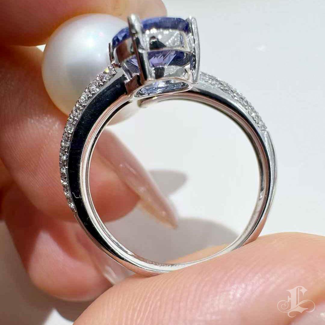 【Lustre Arc】Aurora South Sea Pearl and Royal Blue Tanzanite Diamond Ring For Sale 3