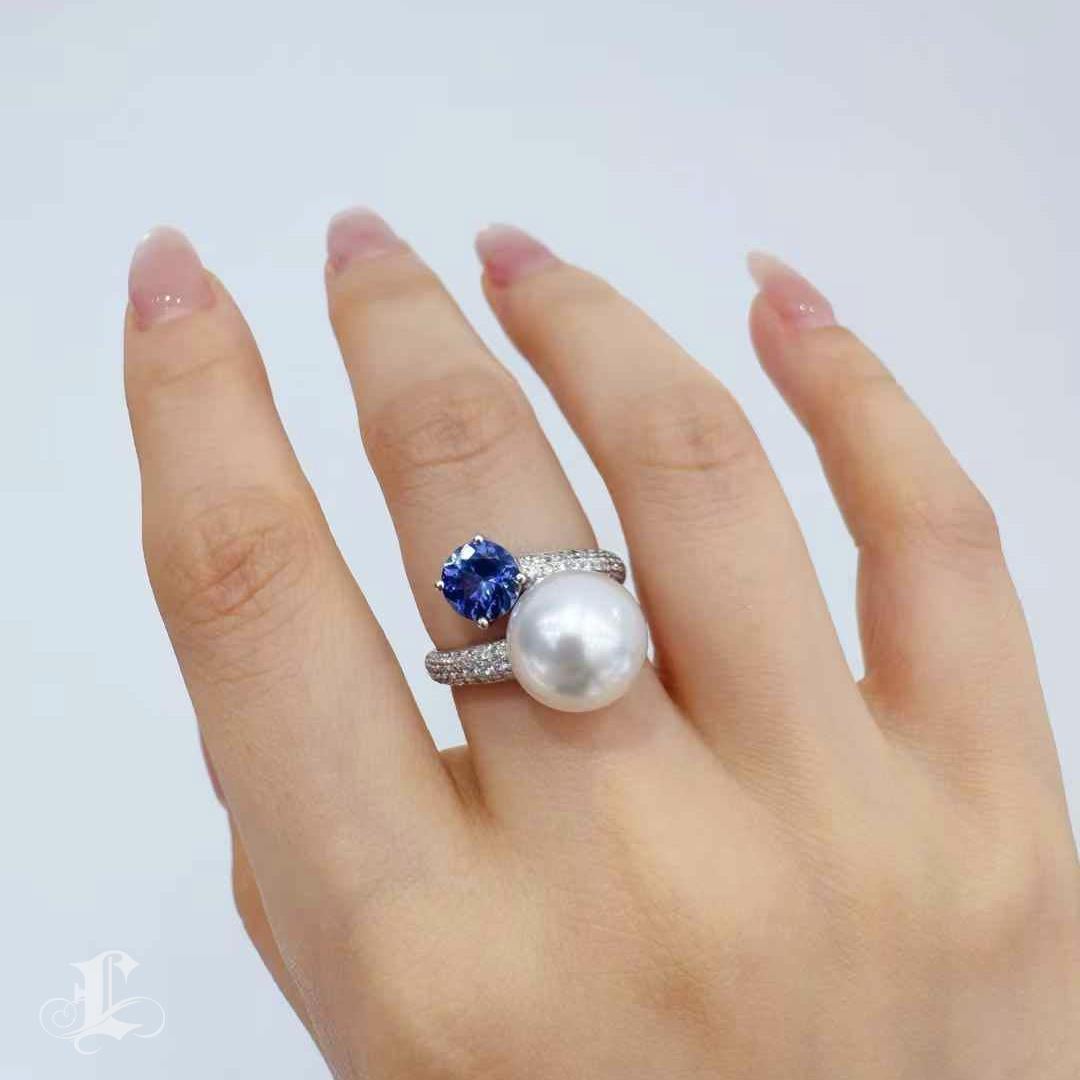 【Lustre Arc】Aurora South Sea Pearl and Royal Blue Tanzanite Diamond Ring For Sale 4