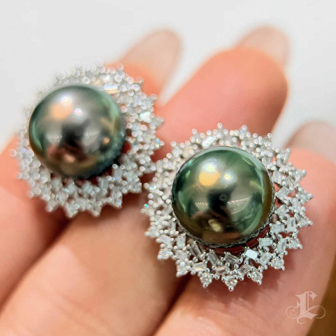 【Crown Radiance】Aurora Tahitian Pearl Diamond Halo Earrings In New Condition For Sale In New York, NY
