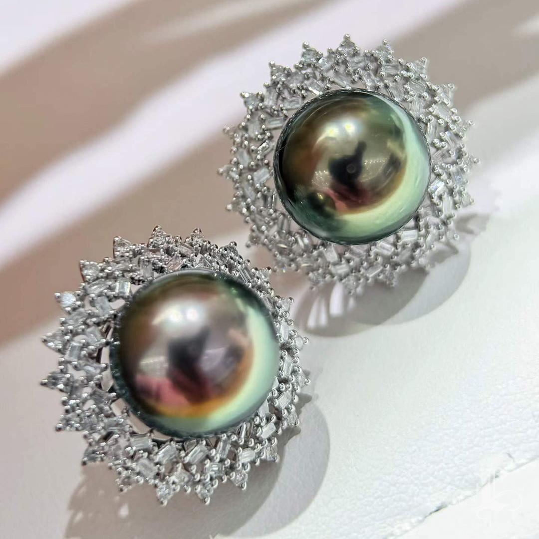 【Crown Radiance】Aurora Tahitian Pearl Diamond Halo Earrings For Sale 2