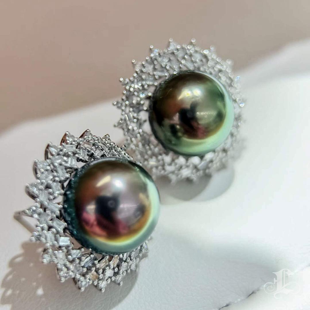 【Crown Radiance】Aurora Tahitian Pearl Diamond Halo Earrings For Sale 3