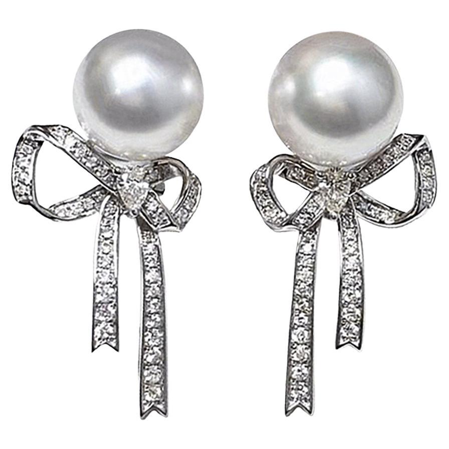 Orecchini di diamanti con perle dei mari del sud con archi luminosi