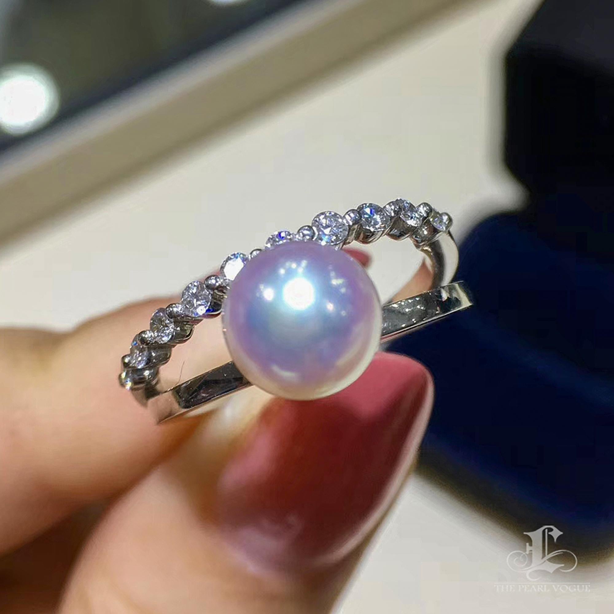 Donna Anello con Perle Akoya e Diamanti della Linea Celeste in Oro Bianco 18K in vendita