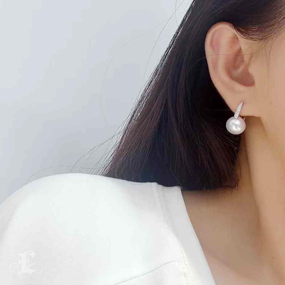 Non taillé 【Lustre Arc】Diamond Pavé South Sea Pearl Earrings en vente