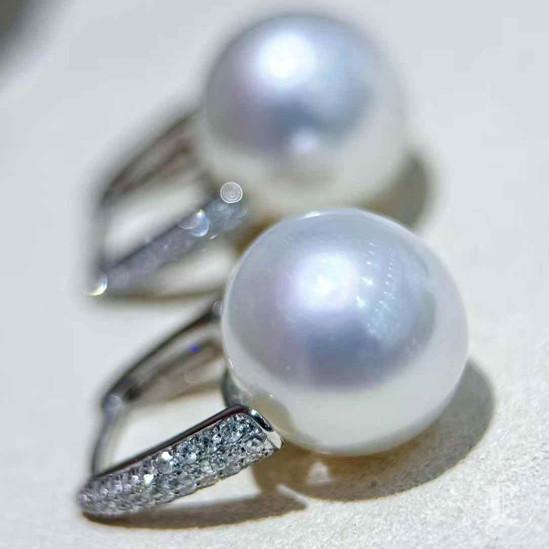 【Lustre Arc】Diamond Pavé South Sea Pearl Earrings Neuf - En vente à New York, NY
