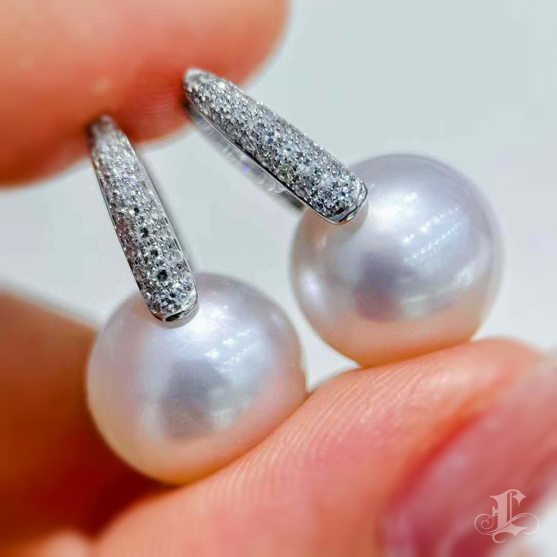 【Lustre Arc】Diamond Pavé South Sea Pearl Earrings Pour femmes en vente