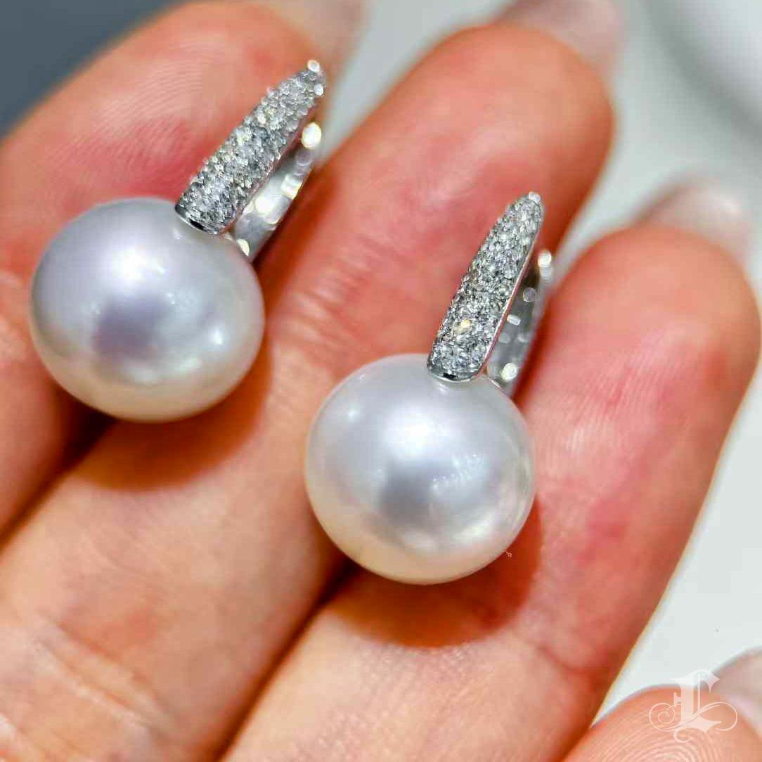 【Lustre Arc】Diamond Pavé South Sea Pearl Earrings en vente 2