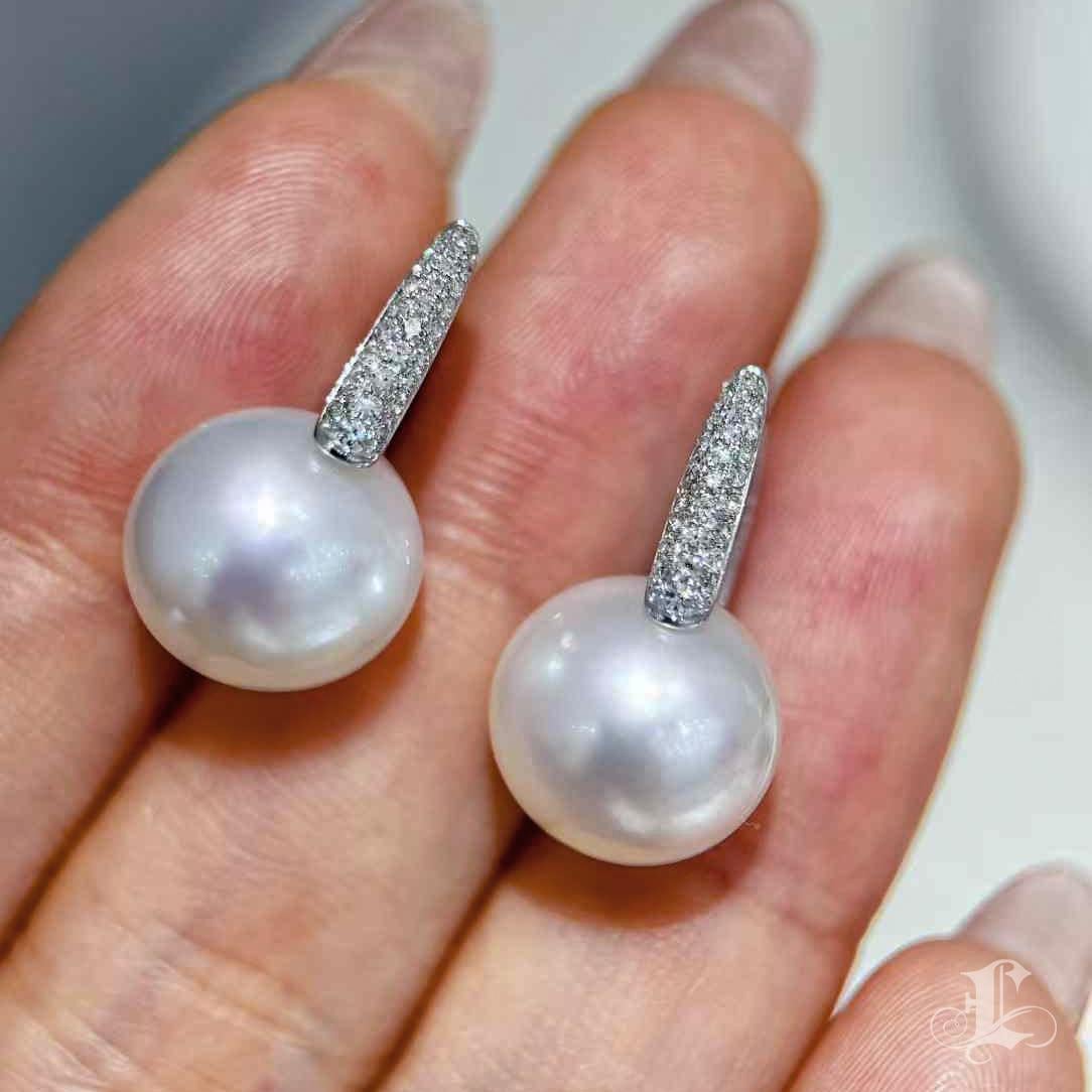 【Lustre Arc】Diamond Pavé South Sea Pearl Earrings en vente 3