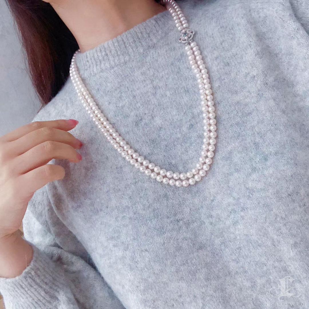 Grezzo Collana di perle Akoya a doppio filo con chiusura di zaffiri e diamanti in vendita