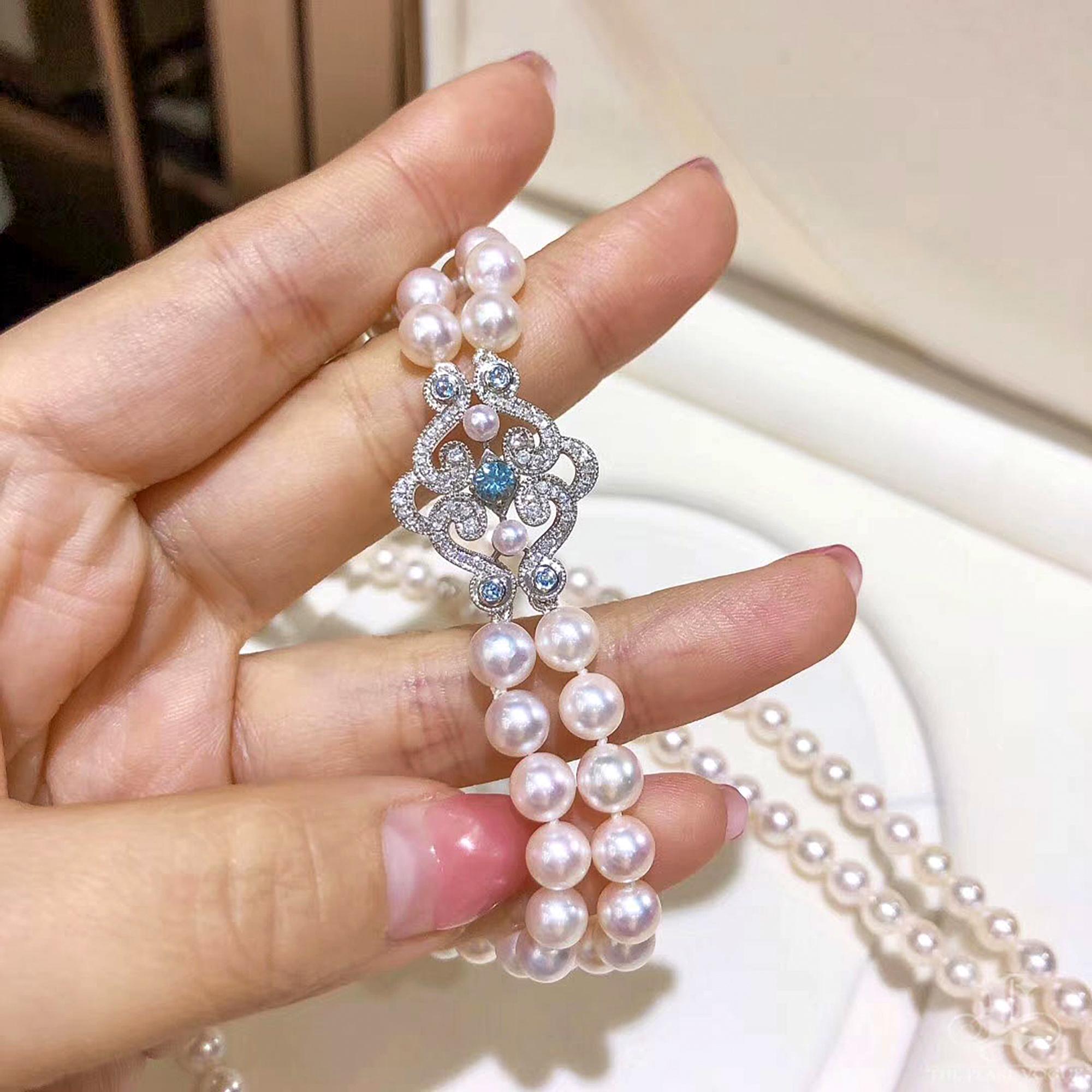 Collana di perle Akoya a doppio filo con chiusura di zaffiri e diamanti In condizioni Nuovo in vendita a New York, NY