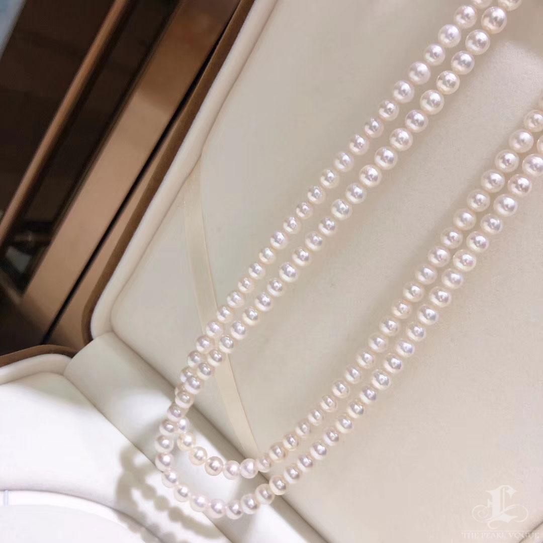 Collana di perle Akoya a doppio filo con chiusura di zaffiri e diamanti in vendita 3