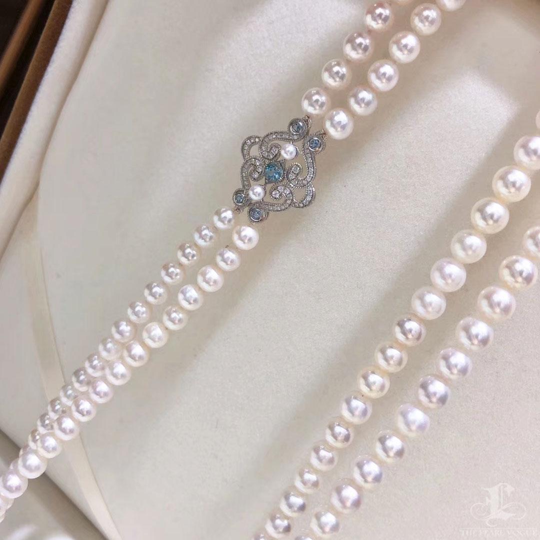 Collana di perle Akoya a doppio filo con chiusura di zaffiri e diamanti in vendita 4