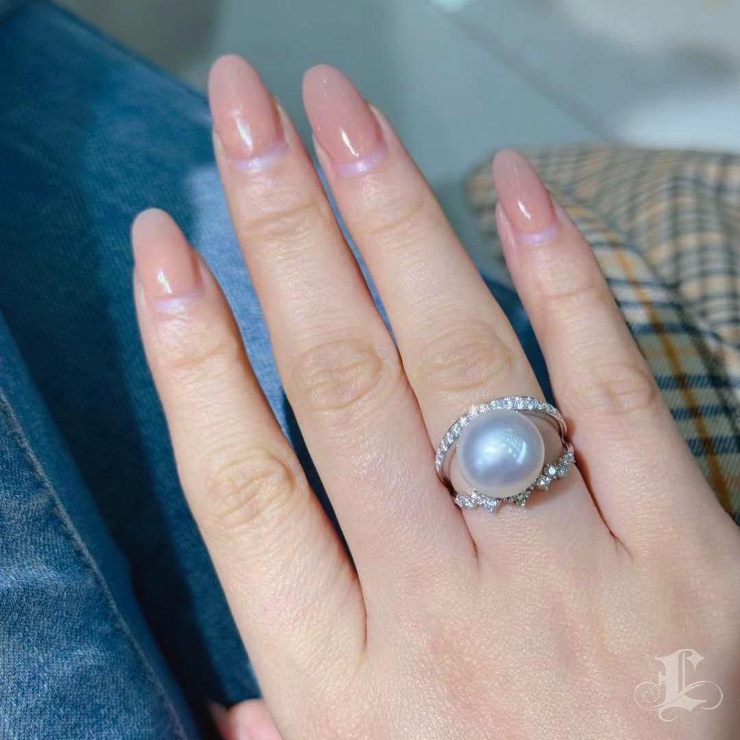 Grezzo Anello con diamanti e perle dei mari del Sud in vendita