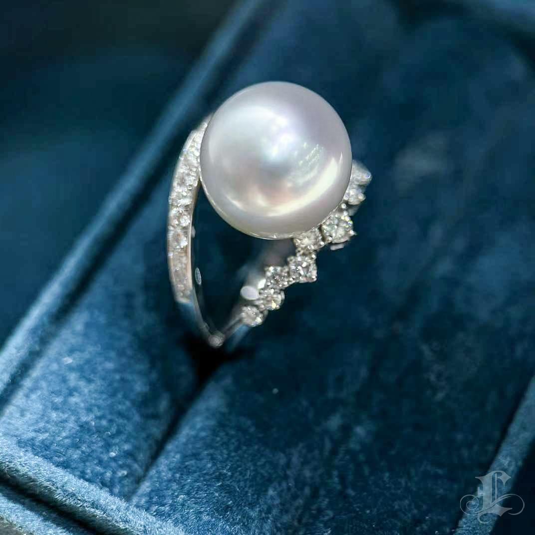 Anello con diamanti e perle dei mari del Sud in vendita 1