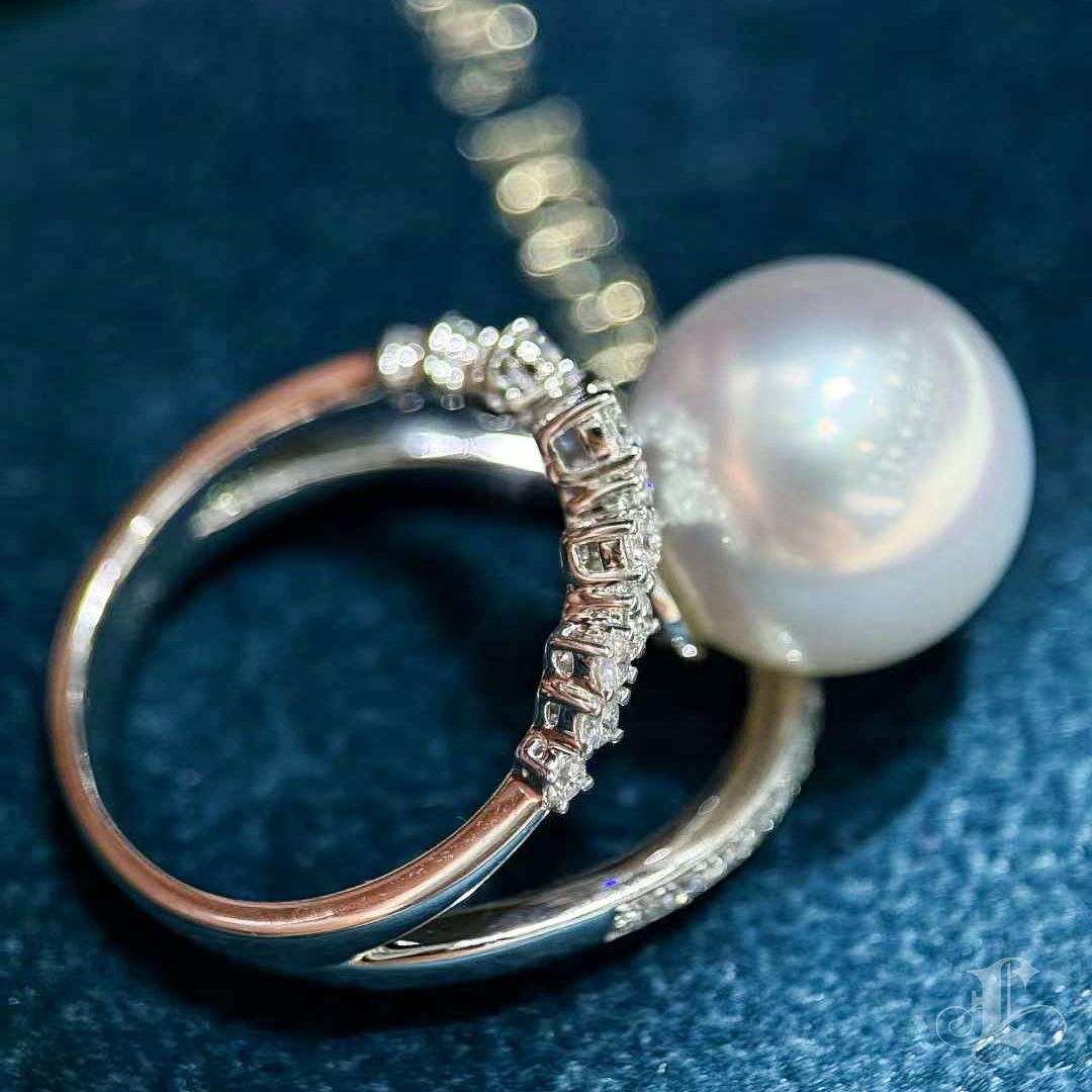Anello con diamanti e perle dei mari del Sud in vendita 2