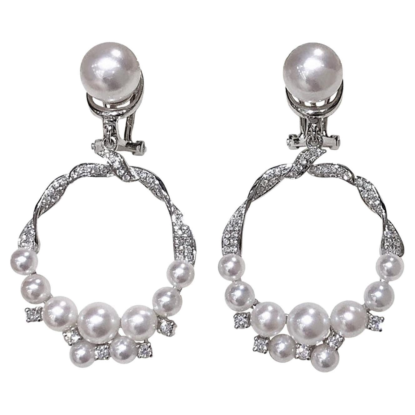 Orecchini a cerchio a nastro con perle Aurora Akoya e diamanti in oro 18 carati