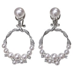 Orecchini a cerchio a nastro con perle Aurora Akoya e diamanti in oro 18 carati