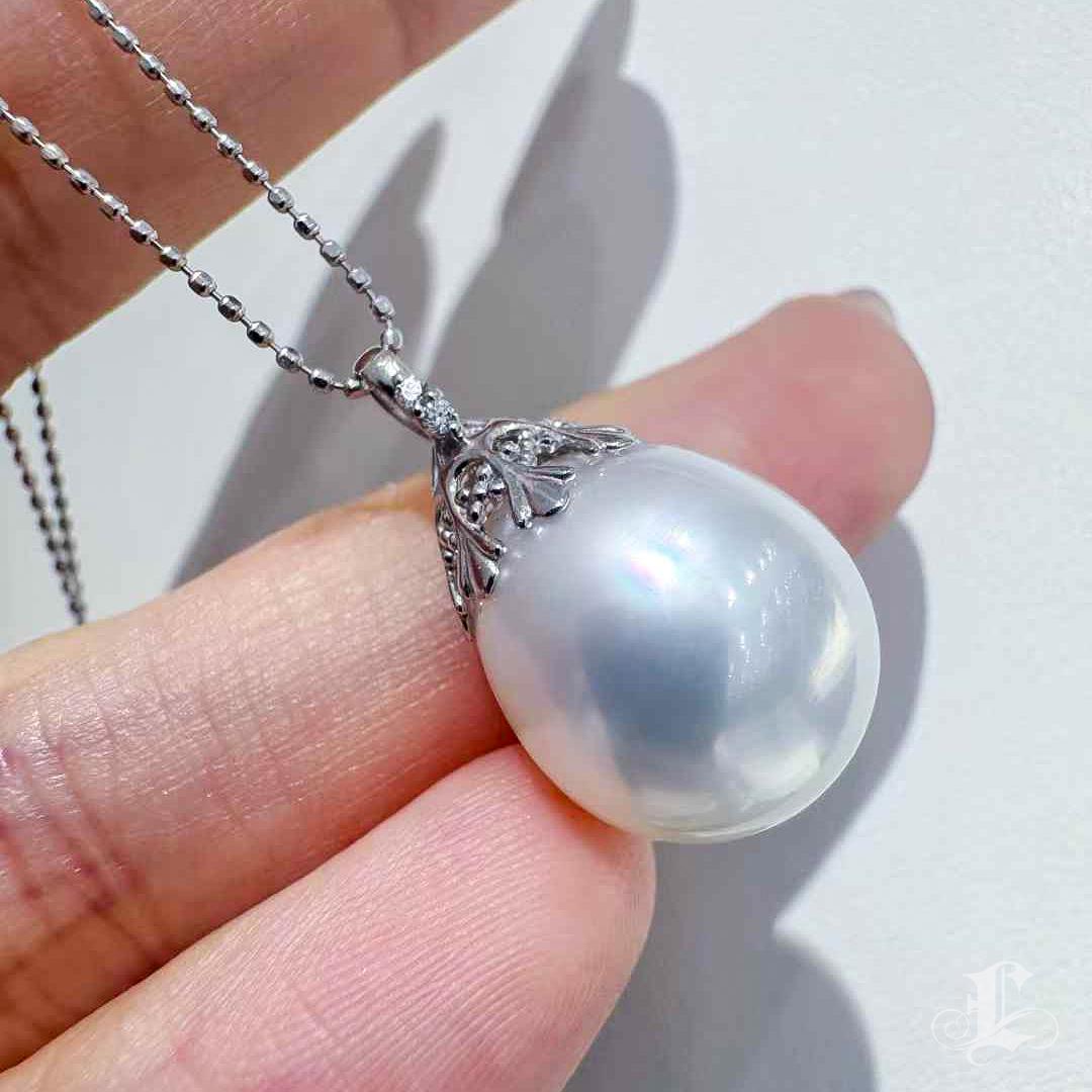 【Lustre Arc】South Sea Drop Pearl Pendant with Diamond Filigree in 18K White Gold In New Condition For Sale In New York, NY
