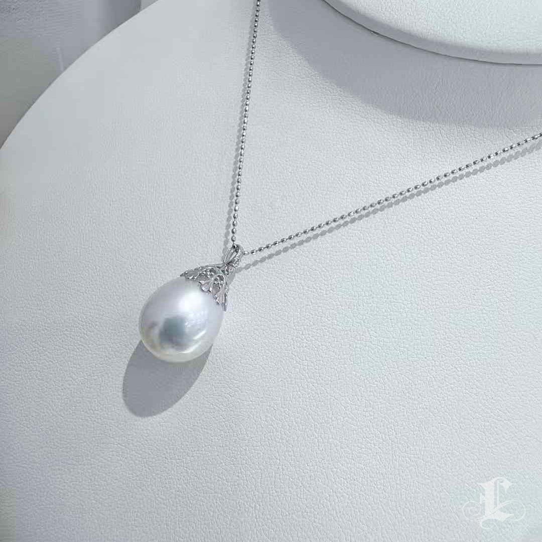 【Lustre Arc】South Sea Drop Pearl Pendant with Diamond Filigree in 18K White Gold For Sale 1