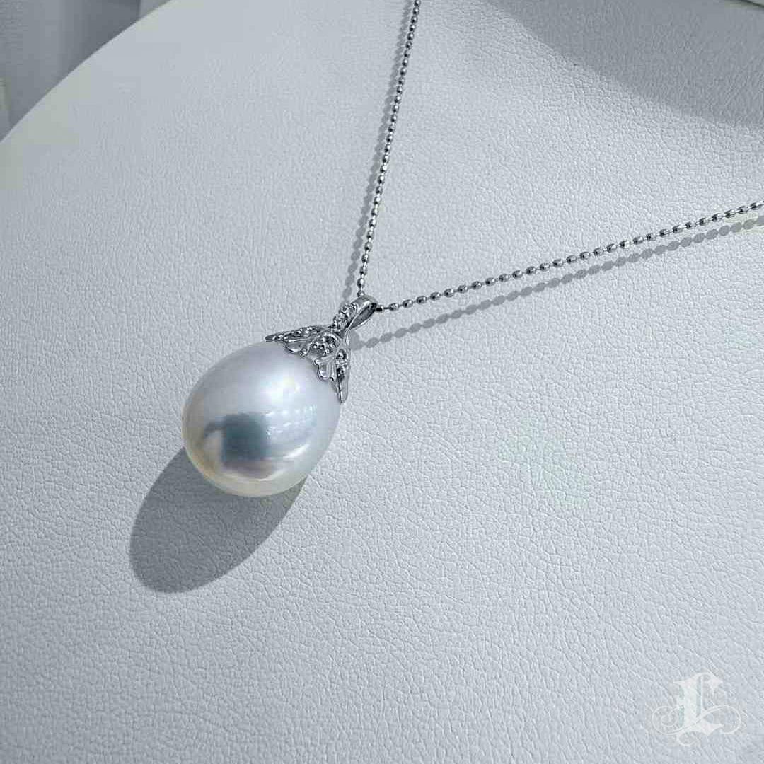 【Lustre Arc】South Sea Drop Pearl Pendant with Diamond Filigree in 18K White Gold For Sale 2