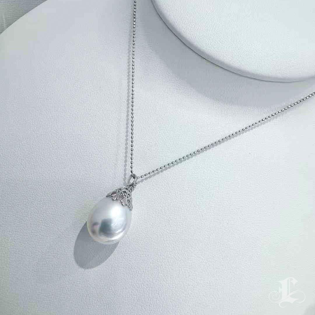 【Lustre Arc】South Sea Drop Pearl Pendant with Diamond Filigree in 18K White Gold For Sale 3