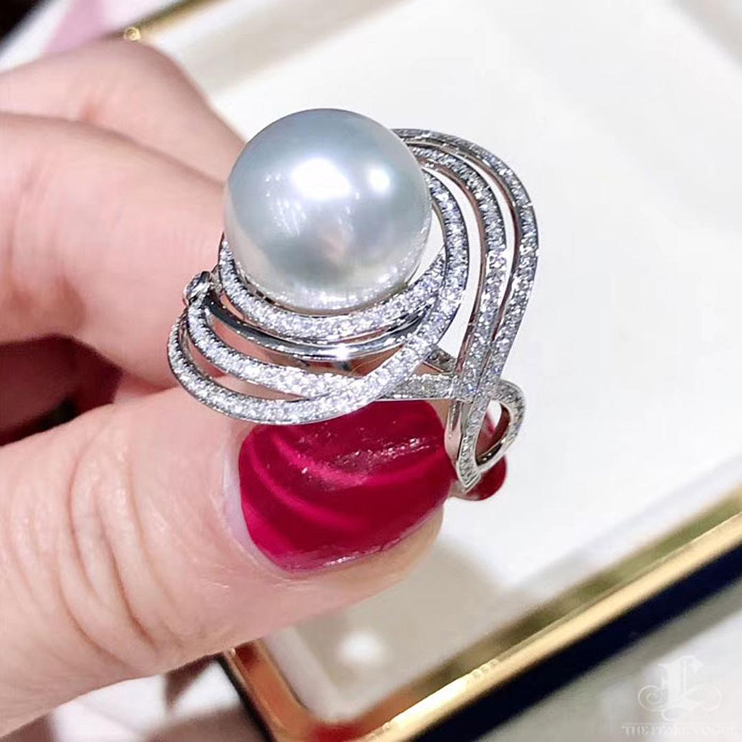 Orecchini e anello con diamante e perla dei mari del sud in oro bianco scolpito in vendita 5