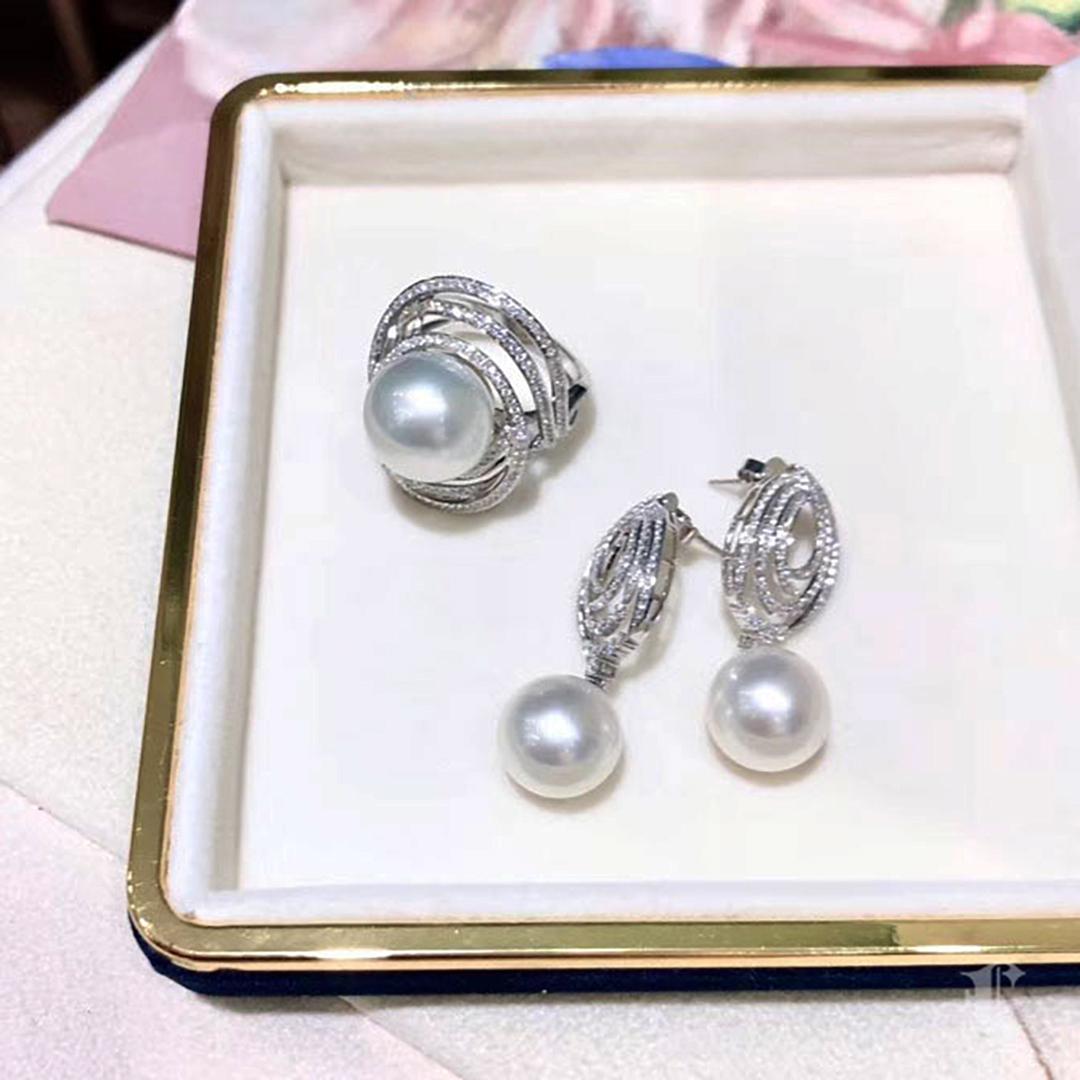 Orecchini e anello con diamante e perla dei mari del sud in oro bianco scolpito in vendita 6