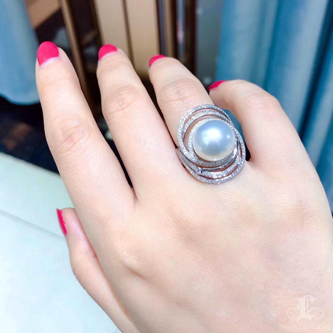 Grezzo Orecchini e anello con diamante e perla dei mari del sud in oro bianco scolpito in vendita