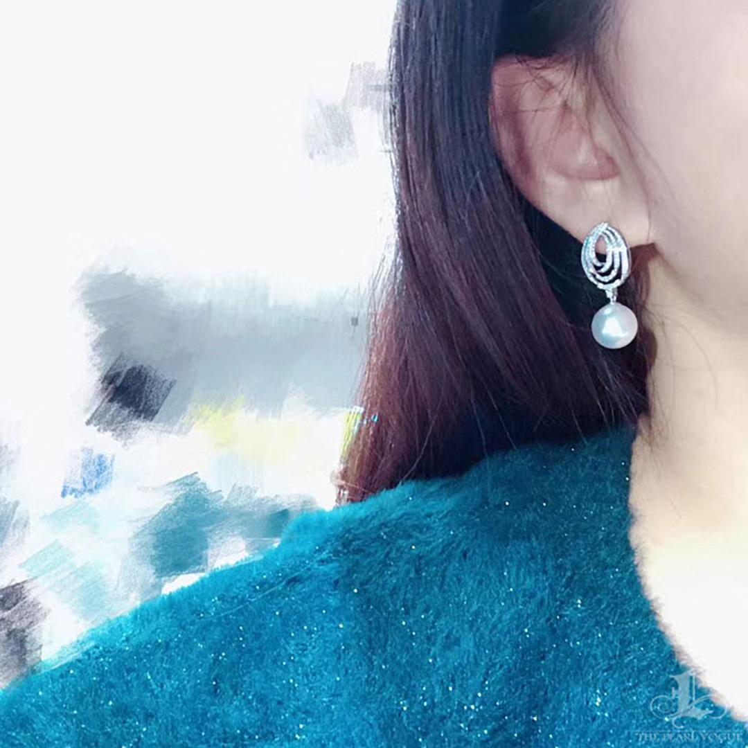 Orecchini e anello con diamante e perla dei mari del sud in oro bianco scolpito In condizioni Nuovo in vendita a New York, NY