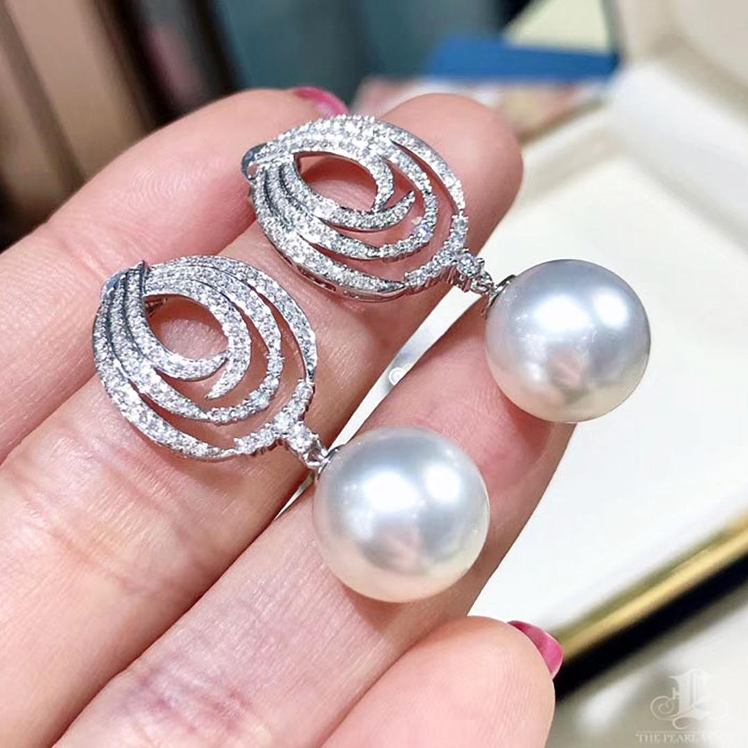 Orecchini e anello con diamante e perla dei mari del sud in oro bianco scolpito in vendita 1