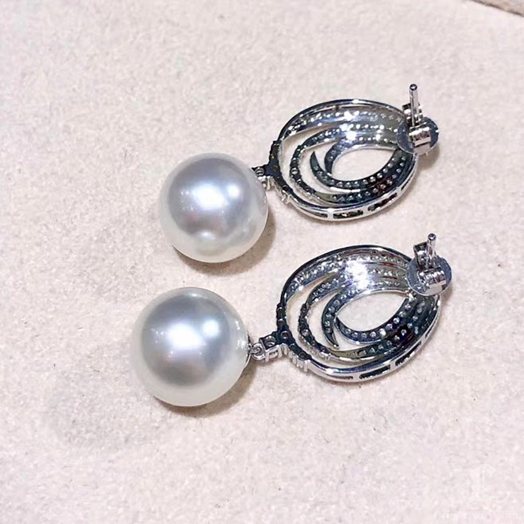 Orecchini e anello con diamante e perla dei mari del sud in oro bianco scolpito in vendita 2