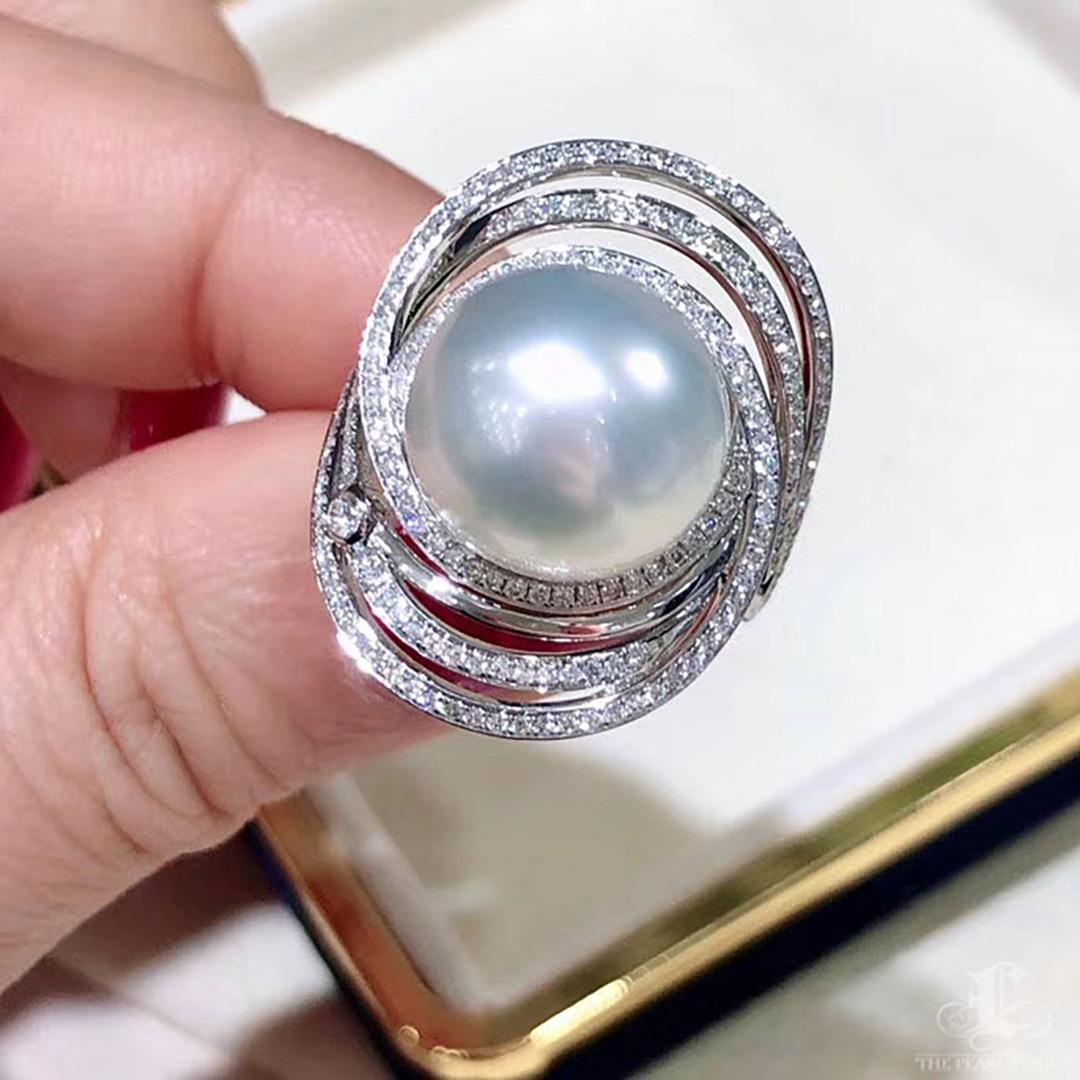 Orecchini e anello con diamante e perla dei mari del sud in oro bianco scolpito in vendita 3
