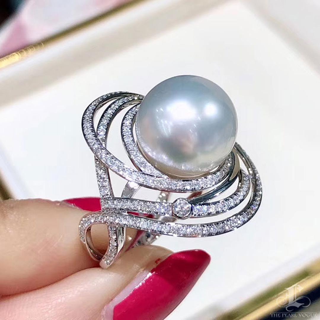 Orecchini e anello con diamante e perla dei mari del sud in oro bianco scolpito in vendita 4