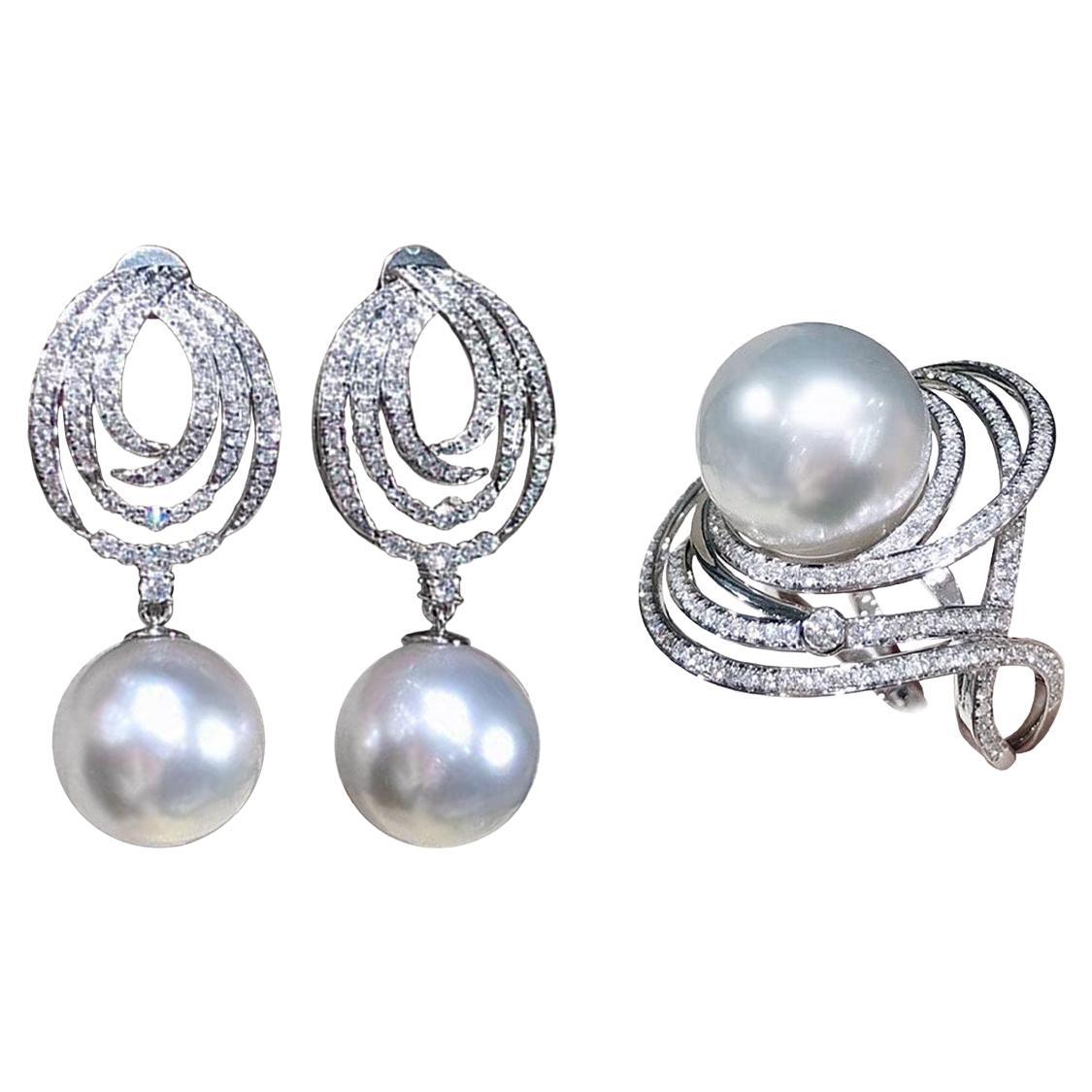 Orecchini e anello con diamante e perla dei mari del sud in oro bianco scolpito in vendita
