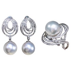 Orecchini e anello con diamante e perla dei mari del sud in oro bianco scolpito