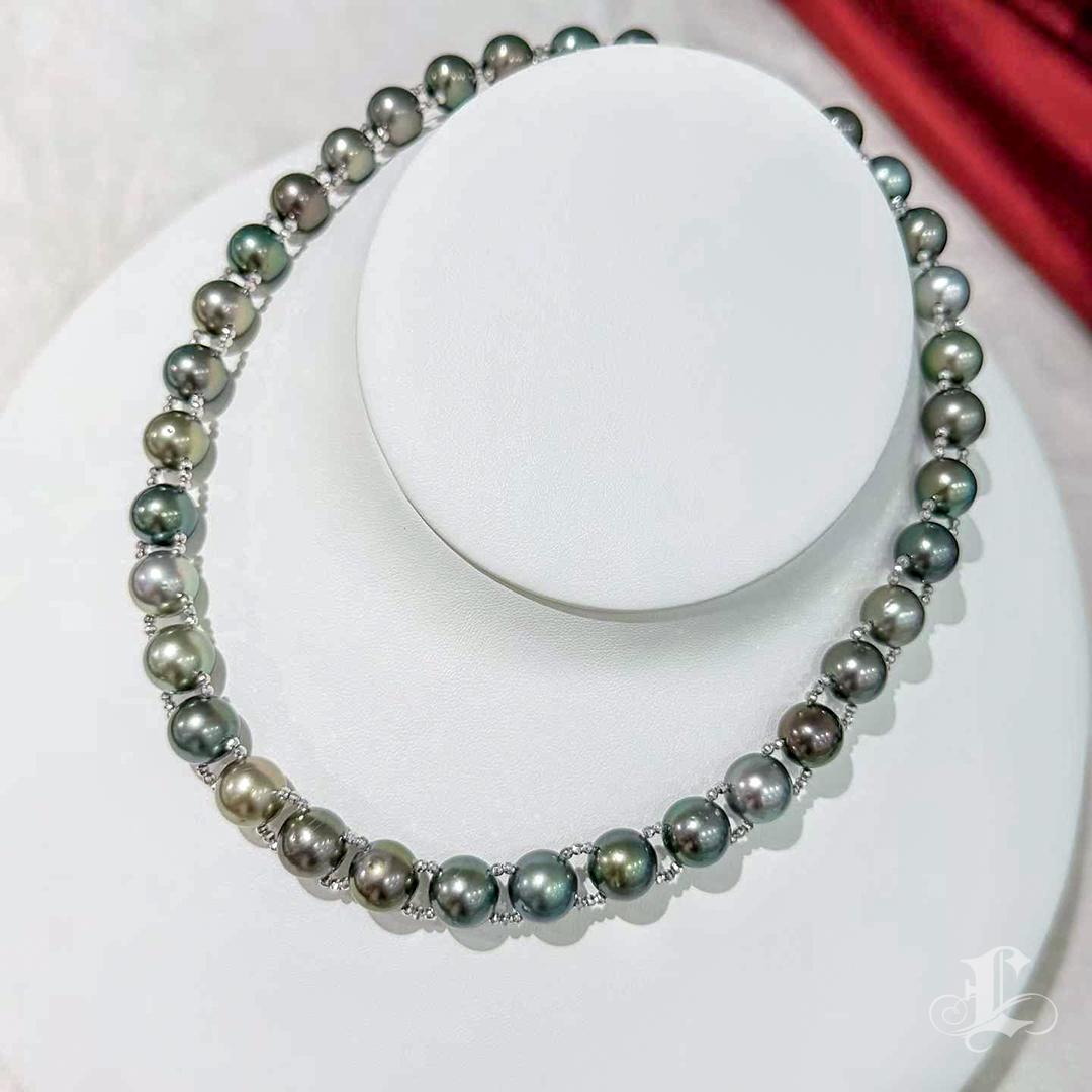 【Lustre Arco]Aurora de Tahití  Collar de perlas y oro blanco de 18 quilates (Creación del diseñador) en Nuevo estado para la venta en New York, NY