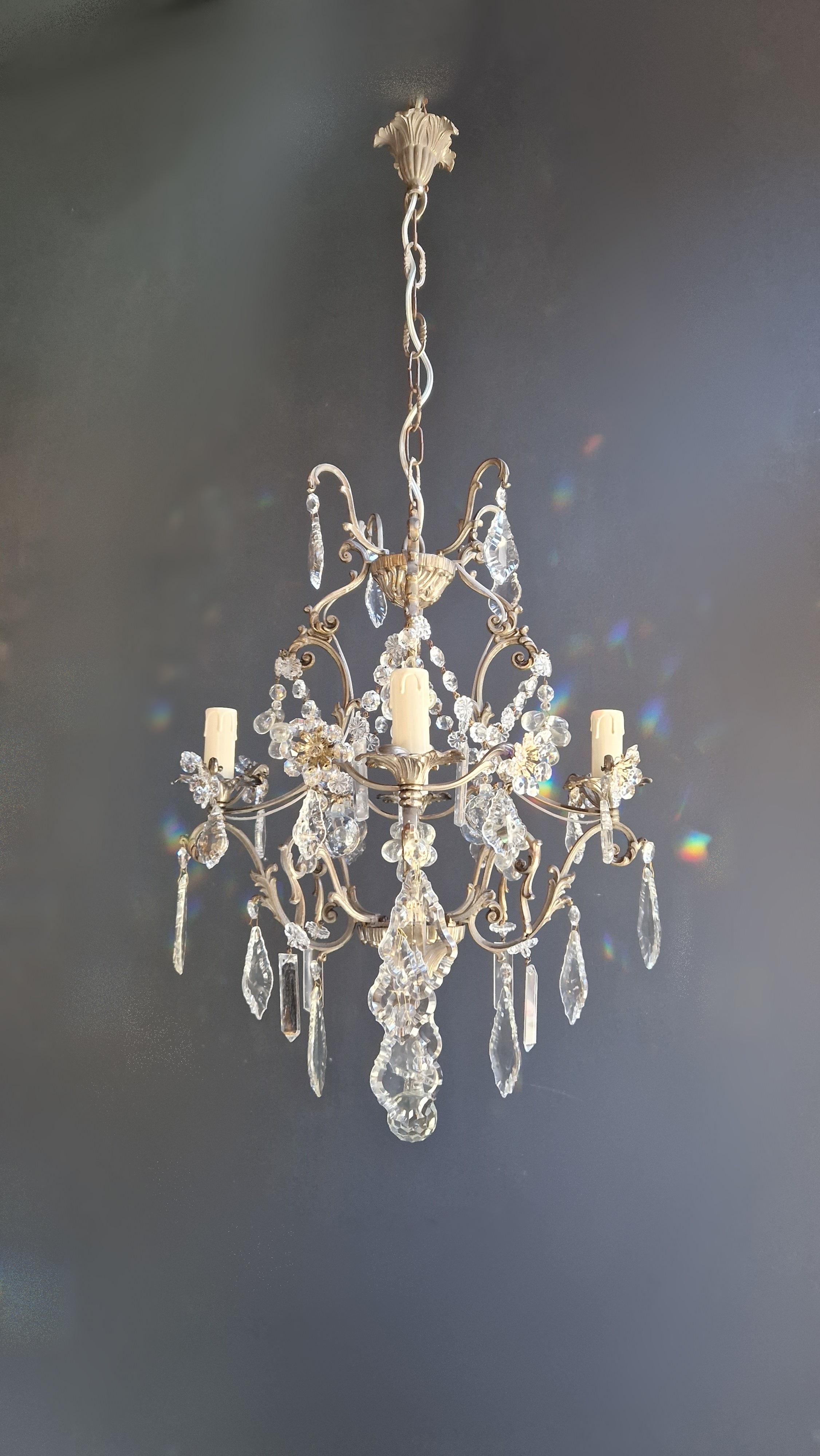 Original preserved chandelier, circa 1940. Cabling and sockets completely renewed. Crystal hand knotted
Measures: Total height: 85 cm, height without chain: 60 cm, diameter 40 cm, weight (approximately) 5 kg.

Number of lights: 4-light bulb