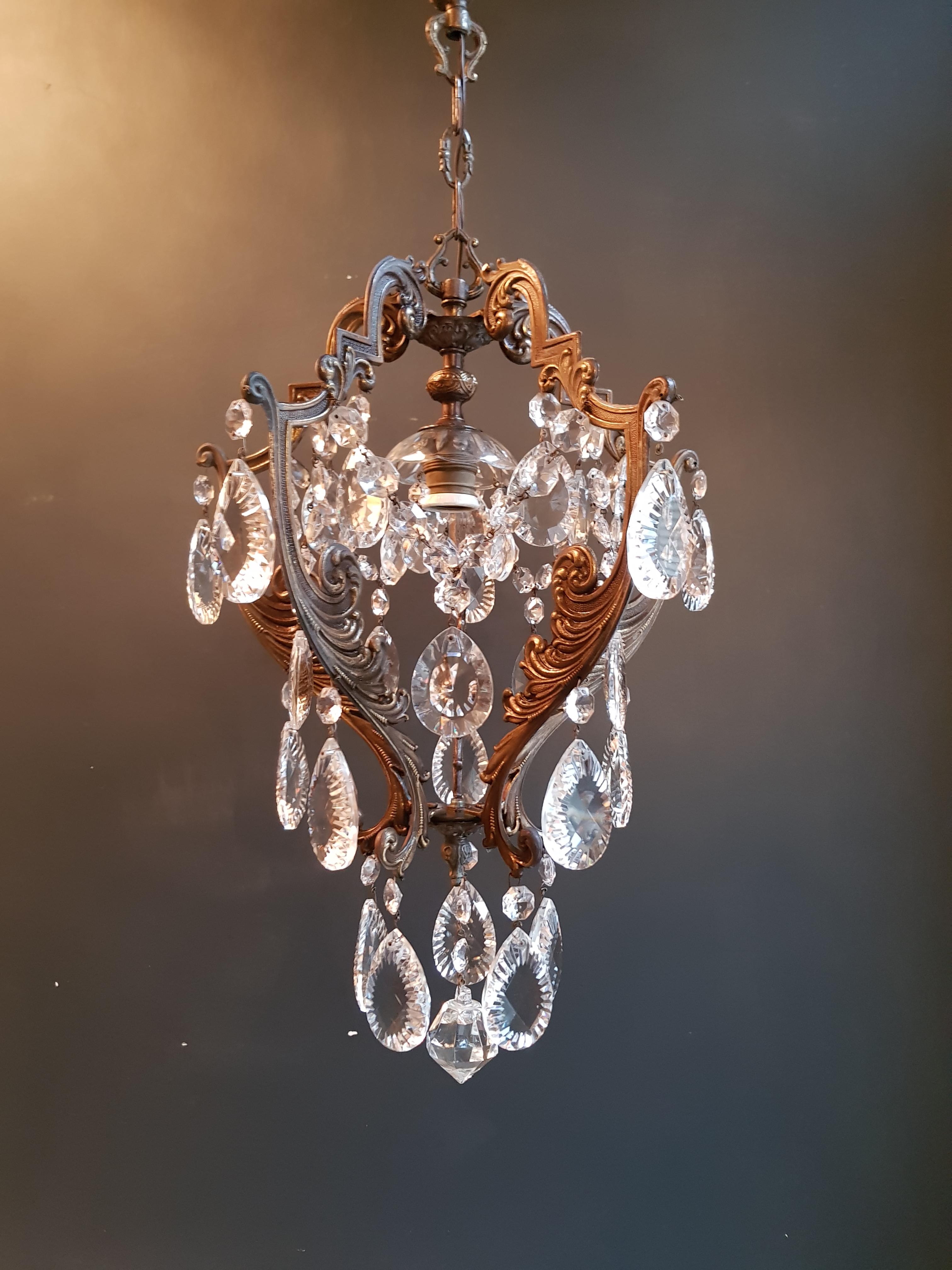 Original preserved chandelier, circa 1940. Cabling and sockets completely renewed. Crystal hand knotted
Measures: Total height: 99 cm, height without chain: 58 cm, diameter 38 cm, weight (approximately) 4 kg.

Number of lights: One-light bulb