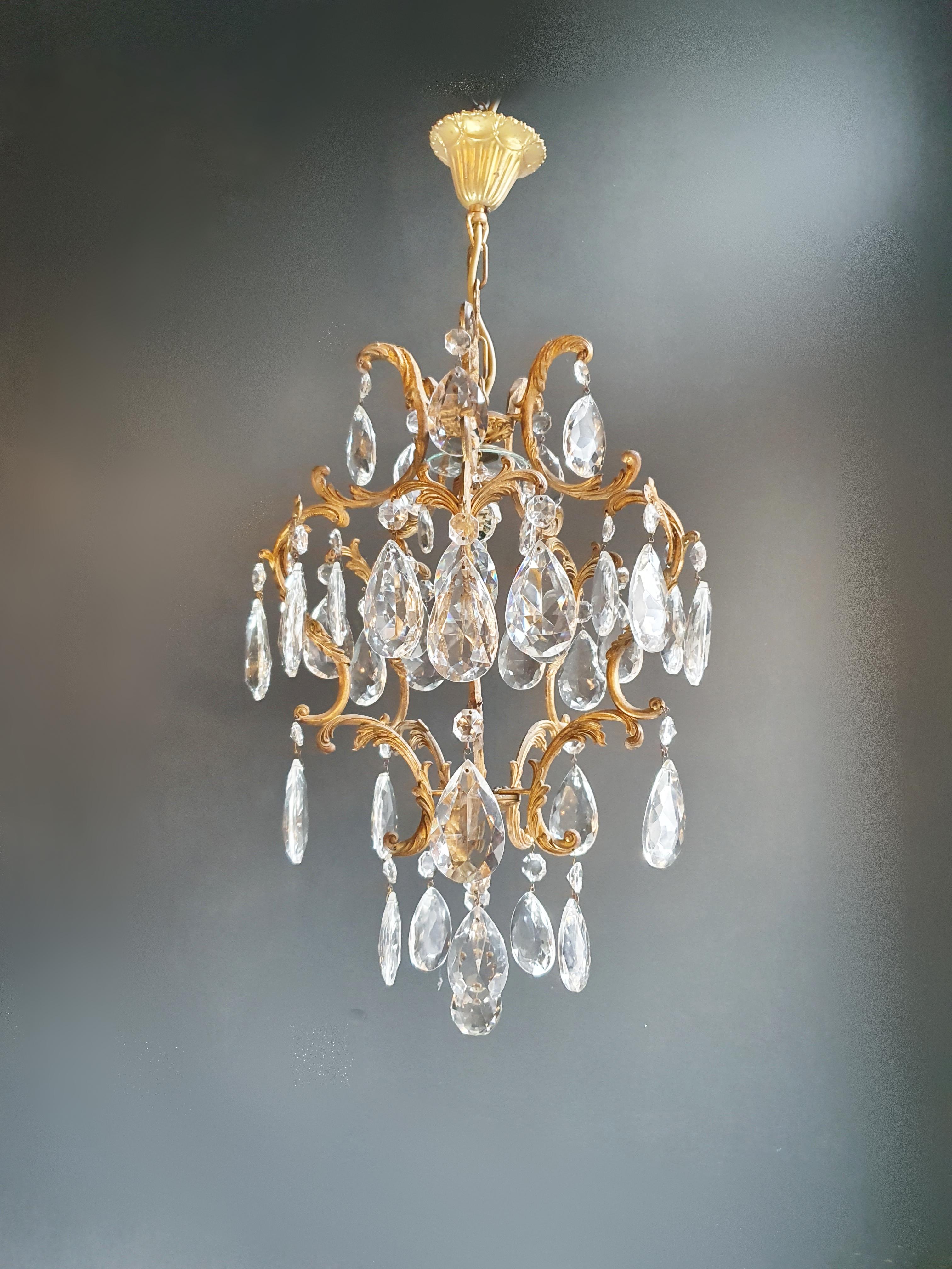 Original preserved chandelier, circa 1940. Cabling and sockets completely renewed. Crystal hand knotted
Measures: Total height: 70 cm, height without chain: 50 cm, diameter 32 cm, weight (approximately) 6 kg.

Number of lights: One-light bulb