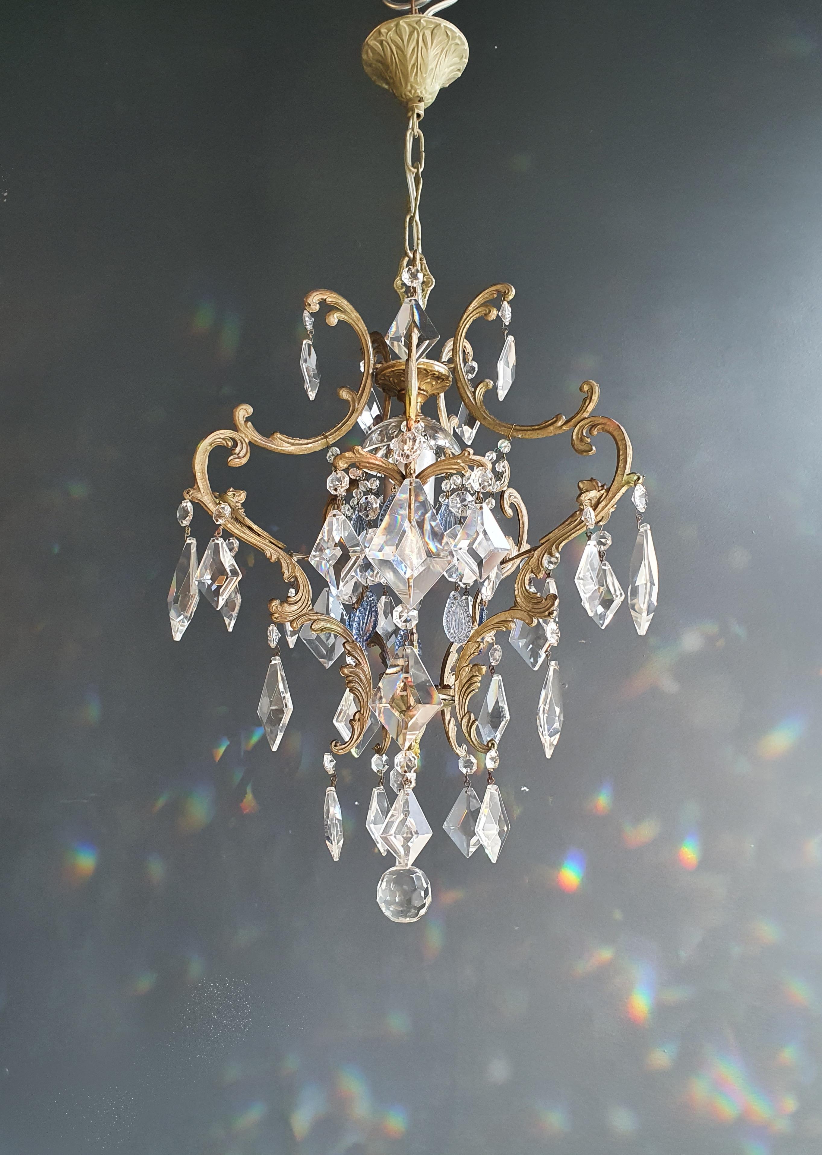 Authentic Preserved Chandelier from the 1940s: Impeccably Restored and Revitalized

Step into the past with this original preserved chandelier, circa 1940. Meticulously restored, it embodies the timeless elegance of a bygone era while seamlessly