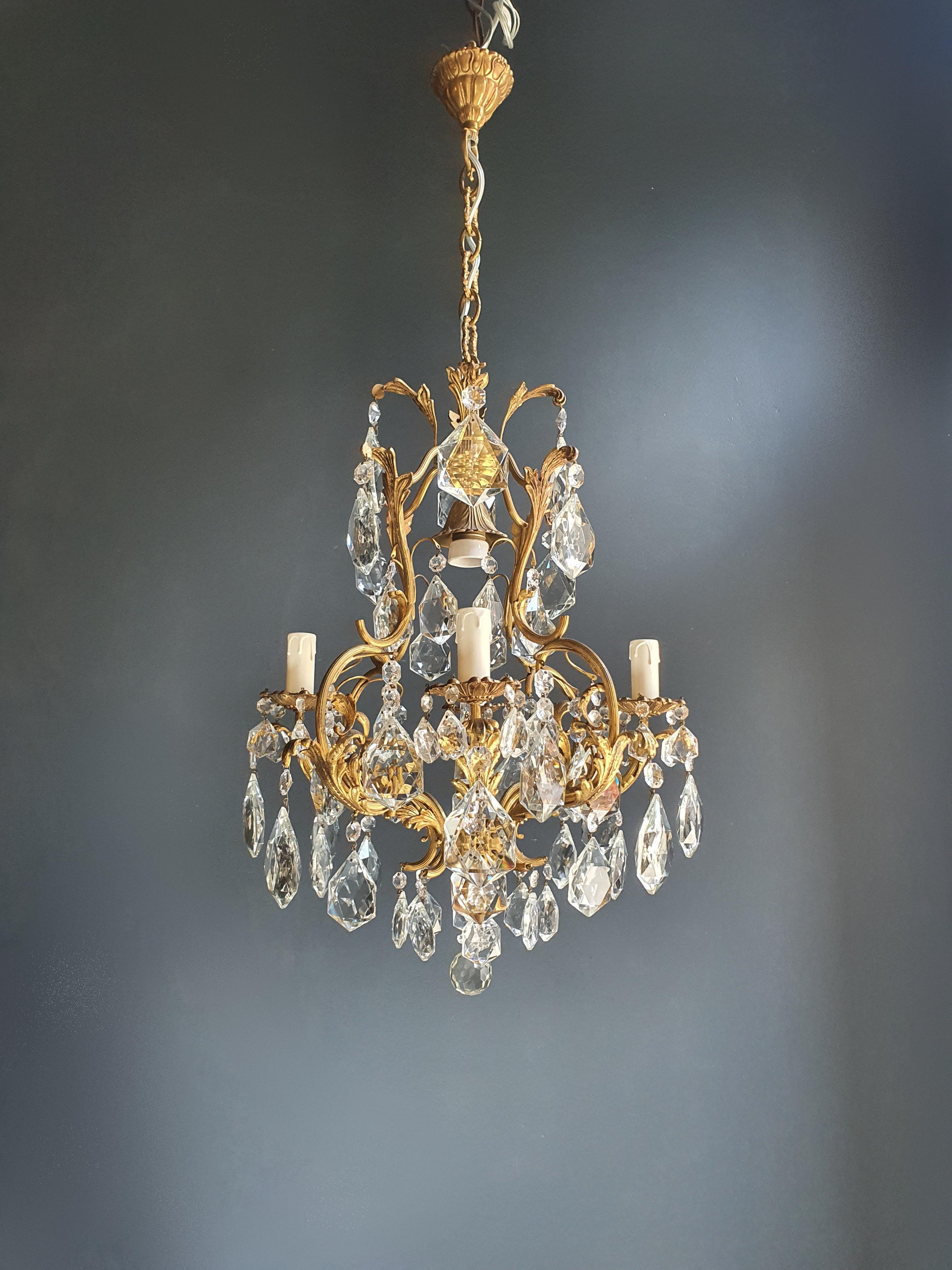 Vintage Chandelier: Lovingly Restored in Berlin, Ready to Illuminate Your Space

Step into a world of vintage allure with this chandelier, carefully restored in Berlin with immense care and expertise. Its historical charm meets modern practicality,