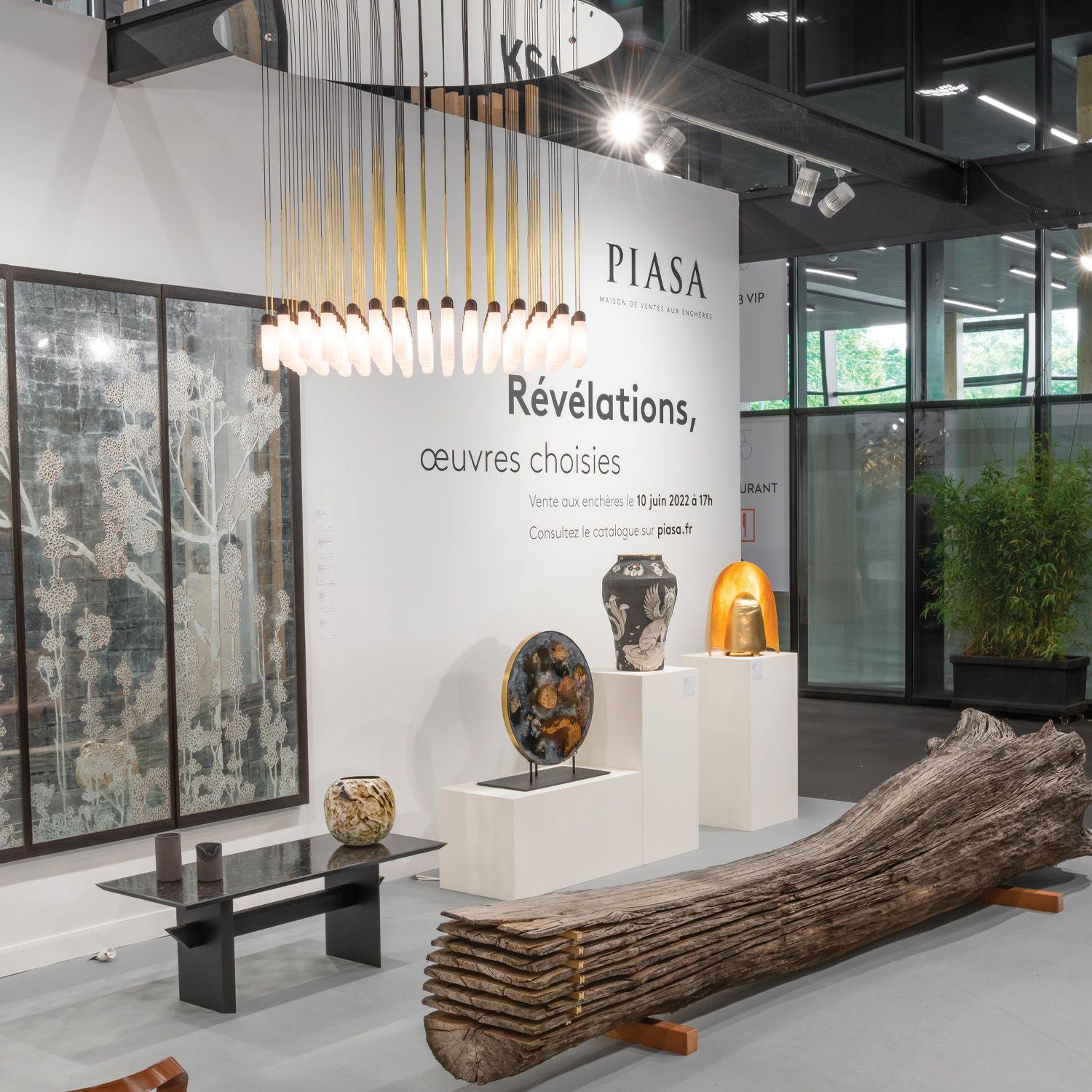 Un lampadario personalizzato con elementi luminosi sospesi. La piastra metallica superiore è rifinita in cromo e gli elementi stampati in 3D sono illuminati con una speciale tecnologia LED.