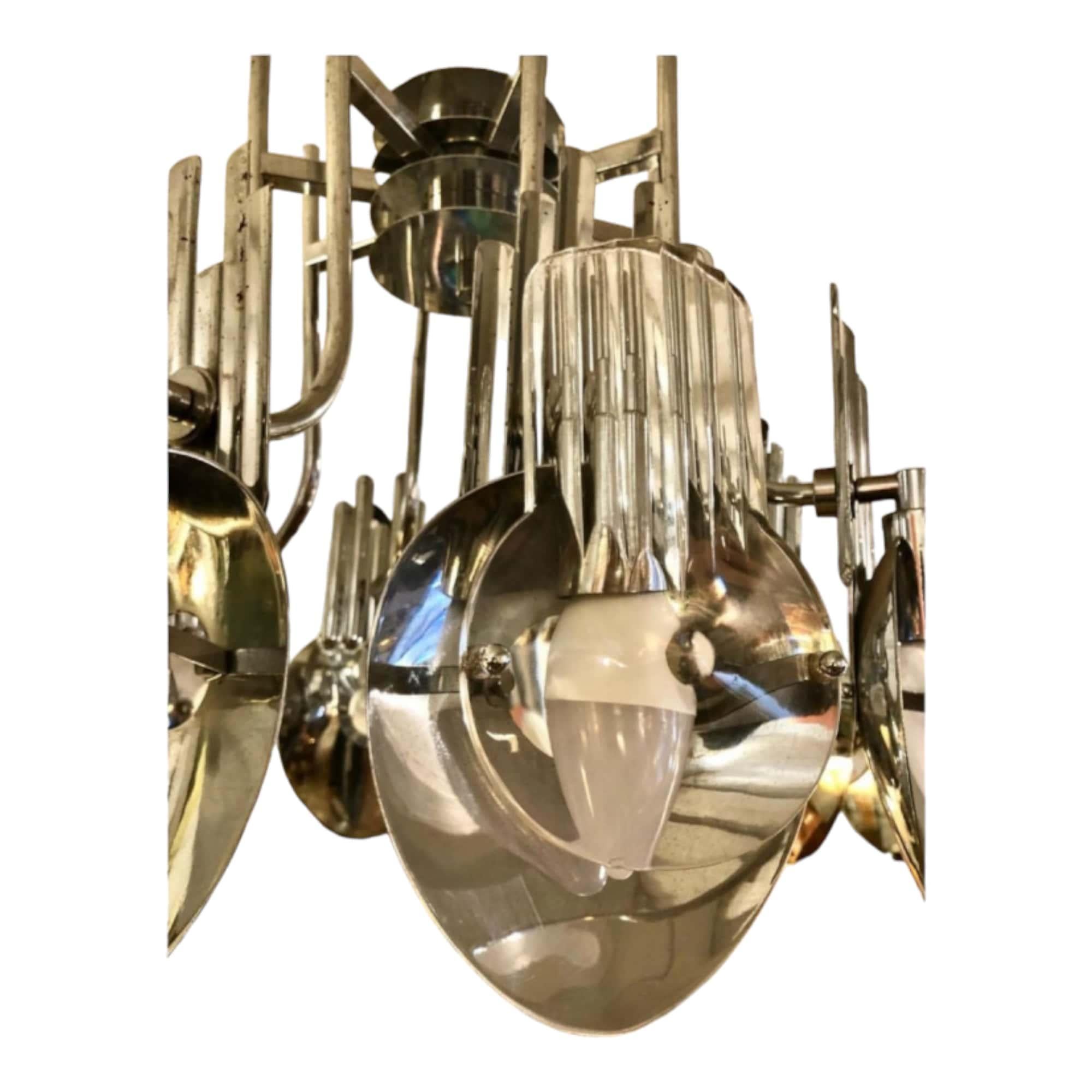 Discover this Oscar Torlasco's magnificent 8-light chandelier, a true masterpiece of Italian design. This stunning Italian antique, designed circa 1970, will bring a touch of elegance and sophistication to any space.

The chandelier features eight