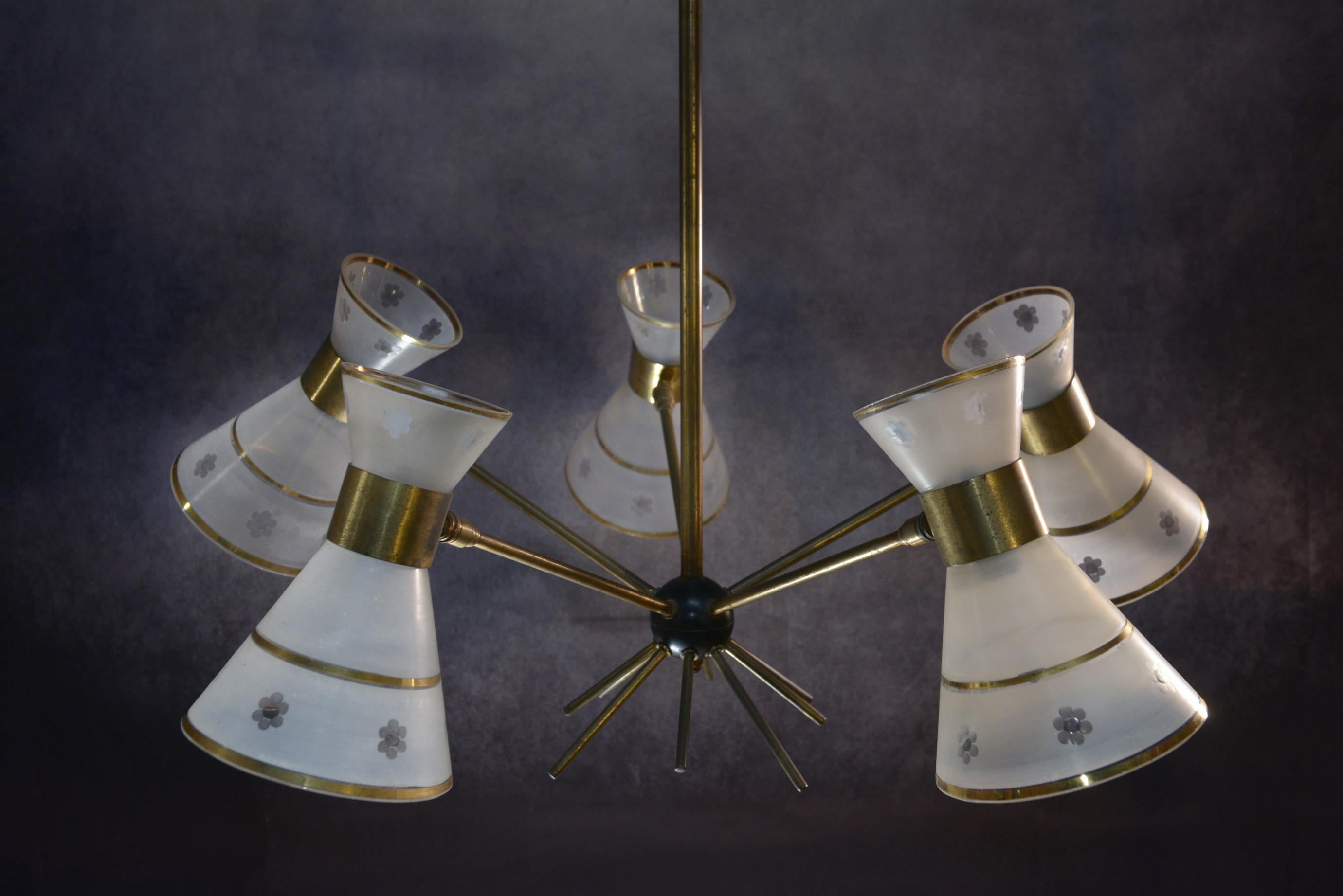Lustre design diabolo en verre dépoli et ciselé décor floral 1950s in vendita 6