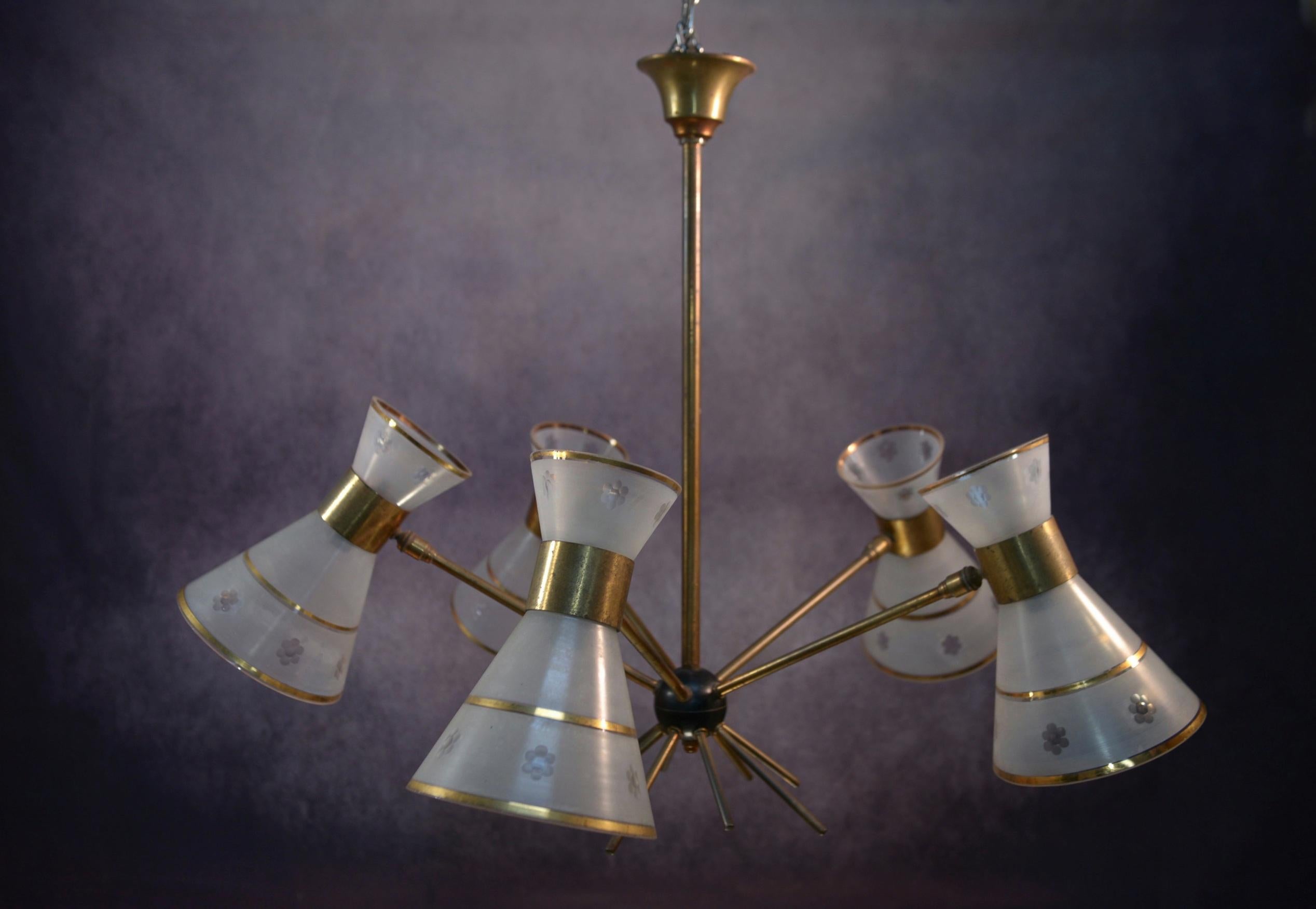 Lustre design diabolo en verre dépoli et ciselé décor floral 1950s In condizioni buone in vendita a TOURCOING, FR