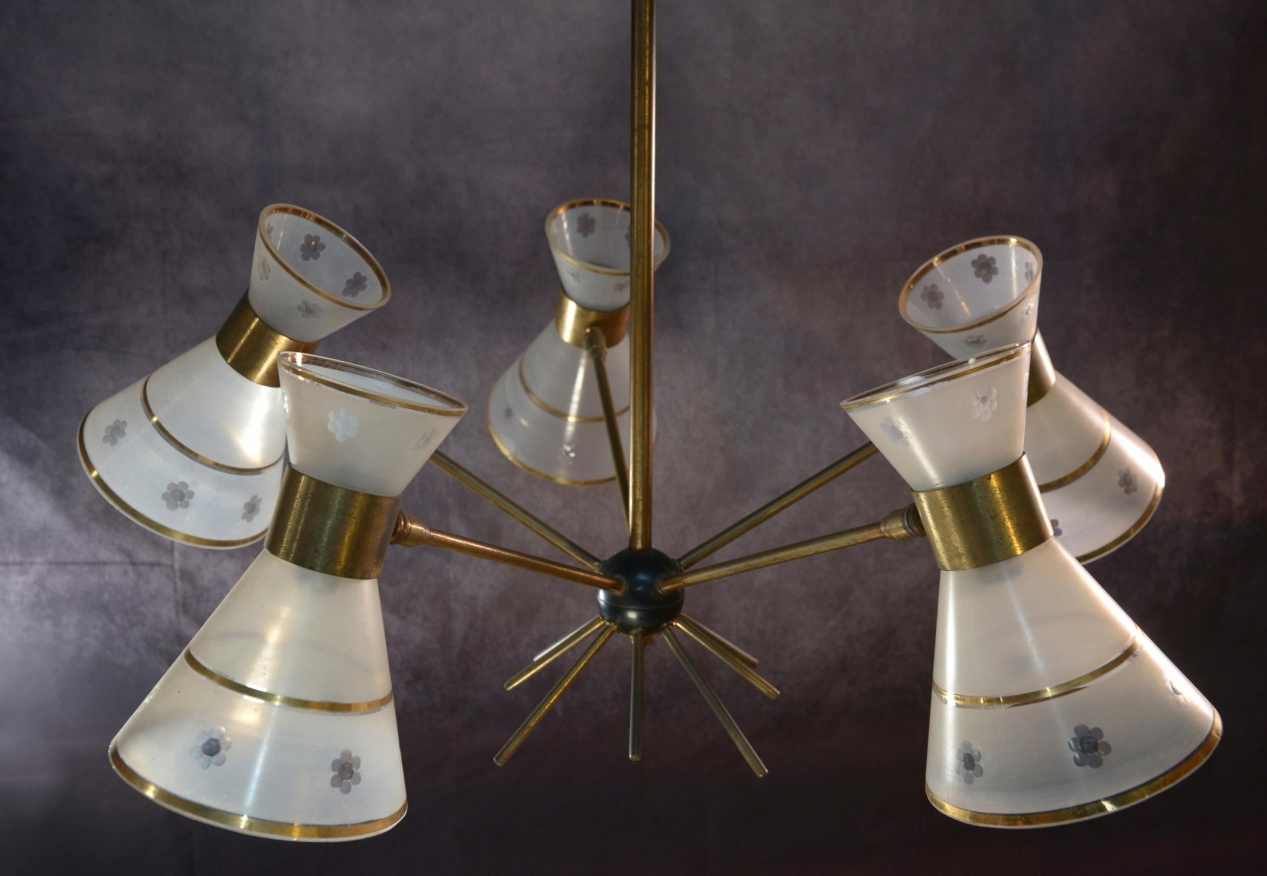 Lustre design diabolo en verre dépoli et ciselé décor floral 1950s in vendita 2
