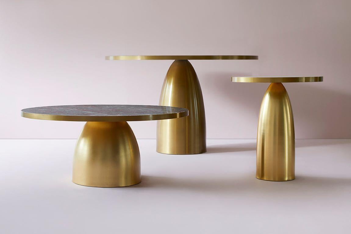 Omanais Bethan Gray Lustre Dhow grande table d'appoint blanche et laiton en vente