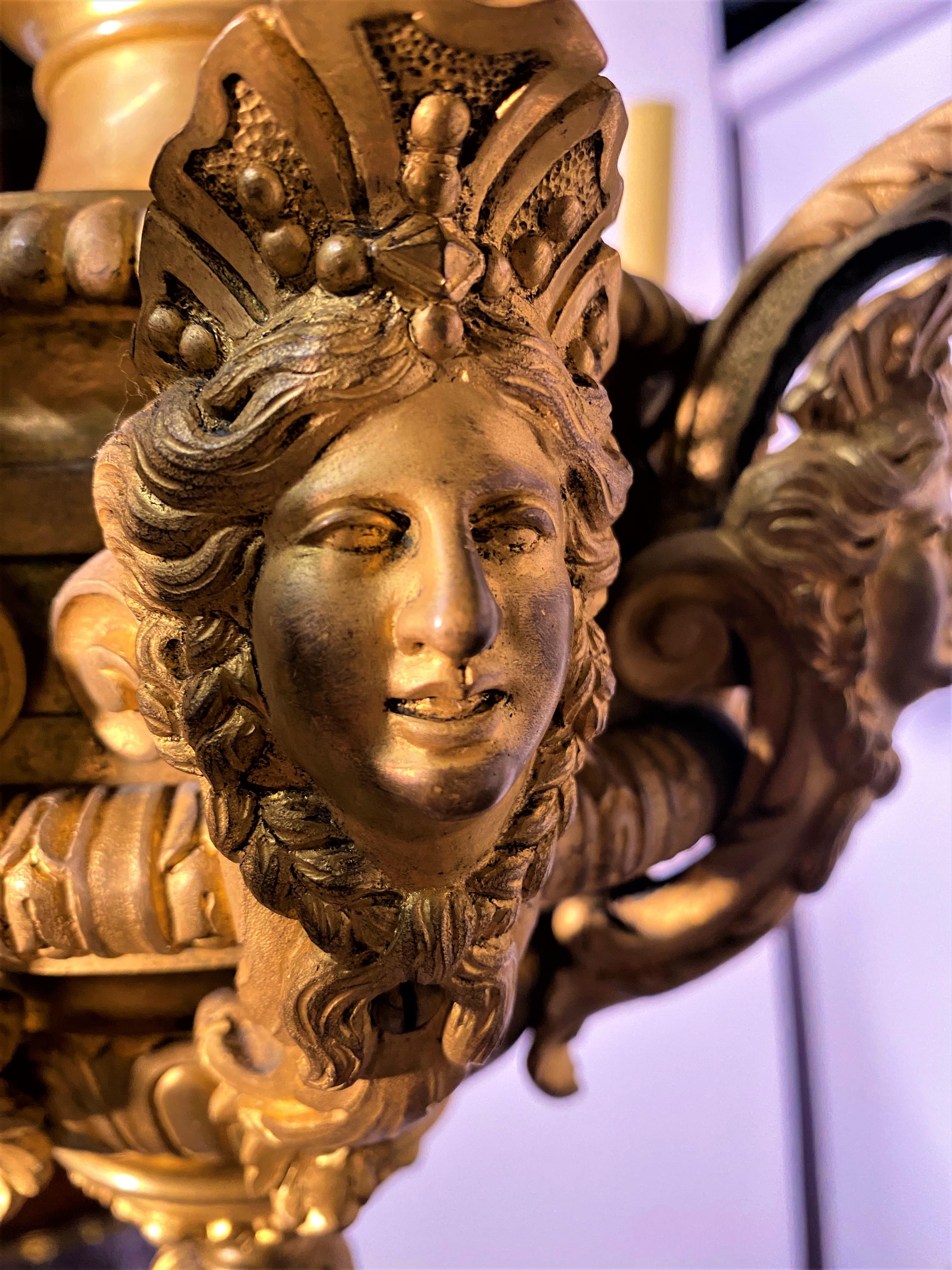 Français Lustre de style Louis XIV en bronze doré Modèle inspiré d'André Charles Boulle en vente