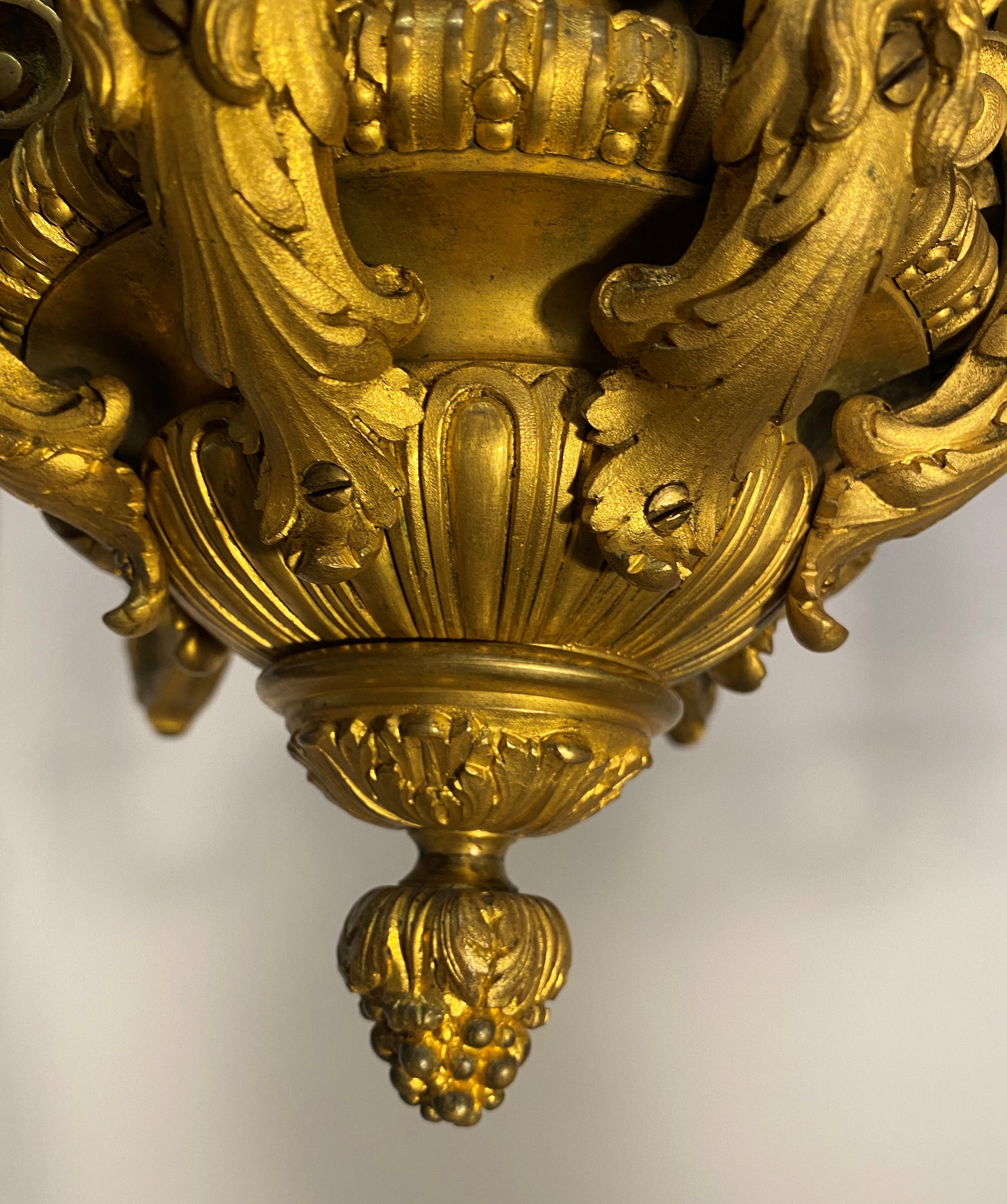 Lustre de style Louis XIV en bronze doré Modèle inspiré d'André Charles Boulle Bon état - En vente à VERSAILLES, FR